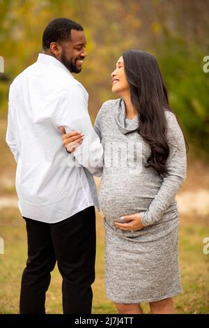 Porträt eines gemischten Rassenpaares, das Eltern erwartet Stockfoto