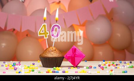 Ballondekorationen und eine Geburtstagskerze mit einer Nummer in einem Kuchen. Alles gute zum Geburtstag Grüße in rosa Farben für ein Mädchen, Platz kopieren. Muffin Stockfoto