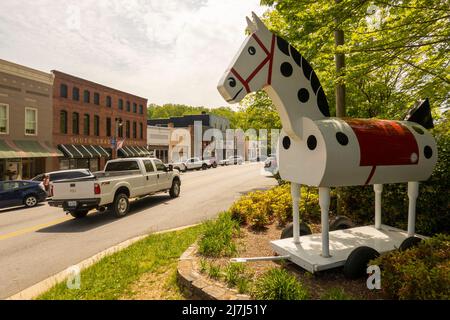 Morris the Horse Skulptur in der Innenstadt von Tryon North Carolina Stockfoto