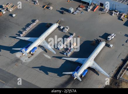 Everts Air Cargo zwei MD-80-Flugzeuge von McDonnell Douglas. Frachttransport durch Everts Cargo MD-83 und MD-82, auch MD-83F und MD-82F genannt. Stockfoto