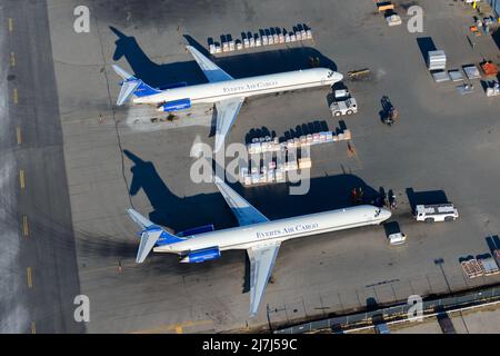 Everts Air Cargo zwei MD-80-Flugzeuge von McDonnell Douglas. Frachttransport durch Everts Cargo MD-83 und MD-82, auch MD-83F und MD-82F genannt. Stockfoto