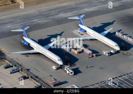 Everts Air Cargo zwei McDonnell Douglas MD-80-Flugzeuge. Frachttransport durch Everts Cargo MD-83 und MD-82, auch MD-83F und MD-82F genannt. Stockfoto