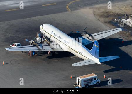 Everts Air Cargo C-188A Liftmaster. Flugzeug DC-6 (DC-6A-Version) von Everts Air Cargo. Flugzeug mit Radialmotoren P&W R-2800 ausgestattet. Stockfoto