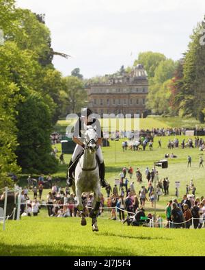 Badminton Horse Trials - Cross Country Test - Badminton, Großbritannien. 07.. Mai 2022. Richard Jones auf Alfies Clover galoppiert während des Cross Country Tests bei den Badminton Horse Trials mit Badminton House im Hintergrund. Bildnachweis: Kredit: Mark Pain/Alamy Live Nachrichten Stockfoto