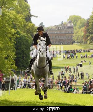 Badminton Horse Trials - Cross Country Test - Badminton, Großbritannien. 07.. Mai 2022. Richard Jones auf Alfies Clover galoppiert während des Cross Country Tests bei den Badminton Horse Trials mit Badminton House im Hintergrund. Bildnachweis: Kredit: Mark Pain/Alamy Live Nachrichten Stockfoto