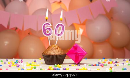 Ballondekorationen und eine Geburtstagskerze mit einer Nummer in einem Kuchen. Alles gute zum Geburtstag Grüße in rosa Farben für ein Mädchen, Platz kopieren. Muffin Stockfoto