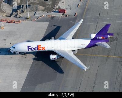 FedEx McDonnell Douglas MD-11. Flugzeug MD11 für den Güterverkehr für Federal Express. Stockfoto