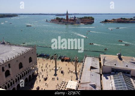 Hohe Blickwinkelansicht vom Markusglockenturm über den Dogenpalast, die Piazzetta San Marco, die Lagune von Venedig und die Insel San Giorgio Maggiore, Venedig, Italien Stockfoto