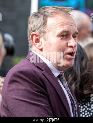 London, Großbritannien. 9.. Mai 2022. George Eustice, MP, Staatssekretär für Umwelt, Ernährung und Angelegenheiten des ländlichen Raums. Der britische Premierminister eröffnet und nimmt an der Downing Street „Spring Showcase“ Teil. Auf dem „Spring Showcase“ finden Sie Verkaufsstände mit britischem Essen, Tee und Getränken, Robotik und Technik, vertikaler Landwirtschaft und anderen Produkten, die hauptsächlich mit der Landwirtschaft und dem Unternehmen in Verbindung stehen. Kredit: Imageplotter/Alamy Live Nachrichten Stockfoto