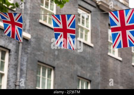 London, Großbritannien. 9.. Mai 2022. Union Jack-Strapazen in der Downing Street. Der britische Premierminister eröffnet und nimmt an der Downing Street „Spring Showcase“ Teil. Auf dem „Spring Showcase“ finden Sie Verkaufsstände mit britischem Essen, Tee und Getränken, Robotik und Technik, vertikaler Landwirtschaft und anderen Produkten, die hauptsächlich mit der Landwirtschaft und dem Unternehmen in Verbindung stehen. Kredit: Imageplotter/Alamy Live Nachrichten Stockfoto