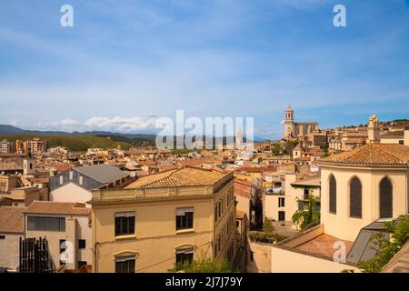 Schöne mittelalterliche Stadt Girona Spanien von hoher Höhe aus gesehen Stockfoto
