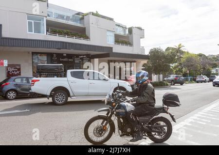 Royal Enfield Himalayan Motorrad wird durch Freshwater Village in Sydney, NSW, Australien gefahren Stockfoto