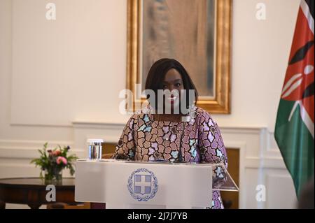 Athen, Attiki, Griechenland. 9.. Mai 2022. Raychelle Awoor Omamo, Außenminister Kenias, während der Presseerklärungen mit dem griechischen Außenminister Nikos Dendias. (Bild: © Dimitrios Karvountzis/Pacific Press via ZUMA Press Wire) Stockfoto