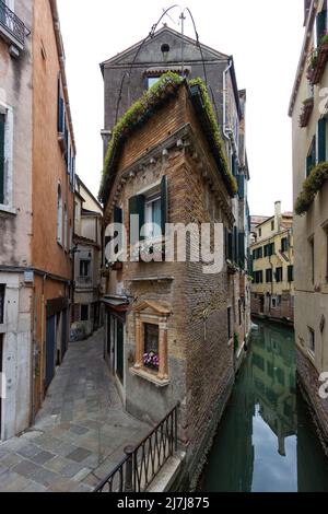 Eine charakteristische und sehr enge Straße in Venedig Stockfoto