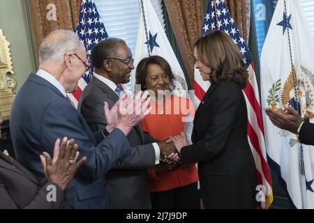 Washington, Usa. 09.. Mai 2022. Die Vizepräsidentin der Vereinigten Staaten, Kamala Harris, gratuliert N. Nickolas Perry, nachdem er von Harris im Zeremonialbüro des Vizepräsidenten im Eisenhower Executive Office Building in Washington, DC, am Montag, den 9. Mai, als außerordentlicher und bevollmächtigter Botschafter der Vereinigten Staaten von Amerika in Jamaika vereidigt wurde. 2022. Foto von Chris Kleponis/UPI Kredit: UPI/Alamy Live News Stockfoto