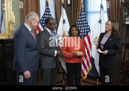 Washington, Usa. 09.. Mai 2022. Die Vizepräsidentin der Vereinigten Staaten, Kamala Harris, nimmt an der Vereidigung von N. Nickolas Perry Teil, außerordentlicher und bevollmächtigter Botschafter der Vereinigten Staaten von Amerika in Jamaika zu sein, im Zeremonialbüro des Vizepräsidenten im Eisenhower Executive Office Building in Washington, DC, 9. Mai 2022. Der Mehrheitsführer des US-Senats, Chuck Schumer (Demokrat von New York), blickt auf die linke Seite. Foto von Chris Kleponis/UPI Kredit: UPI/Alamy Live News Stockfoto
