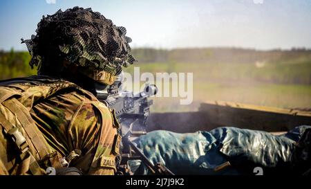 Screaming Eagles aus dem Bataillon 1., 506. Infanterie-Regiment „Red Currahee“, 1. Brigade Combat Team „Bastogne“, 101. Airborne Division (Air Assault) führte während der Operation Lethal Eagle, Fort Campbell, Ky, Live-Feuerübungen durch. Bei den Live-Feuerübungen wurden Elemente aus ihrem Mörserzug, Sapper des Brigade Engineer Bataillons 326. und Vorwärtsbeobachter des Bataillons 2. und des Artillerieregiments 32. eingebaut. Stockfoto