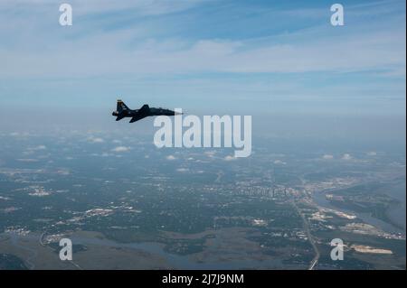 Ein T-38A Talon, der dem 2. Fighter Training Squadron zugewiesen wurde, fliegt während der Sentry Savannah 22-1, 4. Mai 2022, über Georgien. Der 2. FTS ist ein gegnerische Geschwader, die hauptsächlich für die formale Trainingseinheit F-22 Raptor, das 43D Fighter Squadron, eine Nachbildung von Bedrohungen ermöglicht. Beide Einheiten nahmen an Sentry Savannah Teil, einer gleichrangigen Trainingsübung, die vom Air Dominance Center der Air National Guard veranstaltet wurde. (USA Air Force Foto von Tech. Sgt. Betty R. Chevalier) Stockfoto