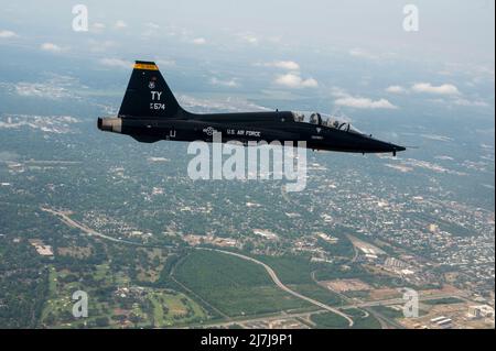 Ein T-38A Talon, der dem 2. Fighter Training Squadron zugewiesen wurde, fliegt während der Sentry Savannah 22-1, 4. Mai 2022, über Georgien. Der 2. FTS ist ein gegnerische Geschwader, die hauptsächlich für die formale Trainingseinheit F-22 Raptor, das 43D Fighter Squadron, eine Nachbildung von Bedrohungen ermöglicht. Beide Einheiten nahmen an Sentry Savannah Teil, einer gleichrangigen Trainingsübung, die vom Air Dominance Center der Air National Guard veranstaltet wurde. (USA Air Force Foto von Tech. Sgt. Betty R. Chevalier) Stockfoto