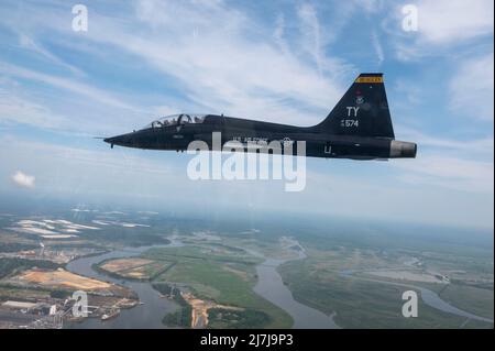 Ein T-38A Talon, der dem 2. Fighter Training Squadron zugewiesen wurde, fliegt während der Sentry Savannah 22-1, 4. Mai 2022, über Georgien. Der 2. FTS ist ein gegnerische Geschwader, die hauptsächlich für die formale Trainingseinheit F-22 Raptor, das 43D Fighter Squadron, eine Nachbildung von Bedrohungen ermöglicht. Beide Einheiten nahmen an Sentry Savannah Teil, einer gleichrangigen Trainingsübung, die vom Air Dominance Center der Air National Guard veranstaltet wurde. (USA Air Force Foto von Tech. Sgt. Betty R. Chevalier) Stockfoto