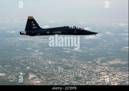 Ein T-38A Talon, der dem 2. Fighter Training Squadron zugewiesen wurde, fliegt während der Sentry Savannah 22-1, 4. Mai 2022, über Georgien. Der 2. FTS ist ein gegnerische Geschwader, die hauptsächlich für die formale Trainingseinheit F-22 Raptor, das 43D Fighter Squadron, eine Nachbildung von Bedrohungen ermöglicht. Beide Einheiten nahmen an Sentry Savannah Teil, einer gleichrangigen Trainingsübung, die vom Air Dominance Center der Air National Guard veranstaltet wurde. (USA Air Force Foto von Tech. Sgt. Betty R. Chevalier) Stockfoto