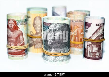 Ägypten Geldrolle Pfund Banknoten isoliert auf weißem Hintergrund, ägyptische Pfund Geldscheine aufgerollt mit Gummibändern von 200 LE, 100, 50, 20, 1 Stockfoto