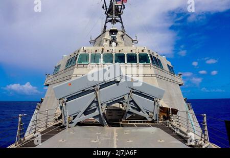 220505-O-NR876-488 PHILIPPINISCHES MEER (3. Mai 2022) das Litoral Combat Ship USS Charleston (LCS 18) führt während seiner Fahrt in der philippinischen See Routineoperationen durch. Charleston, Teil von Destroyer Squadron 7, befindet sich im Rotationseinsatz und ist im Bereich der US-7.-Flotte tätig, um die Interoperabilität mit Partnern zu verbessern und als einsatzbereite Kraft zur Unterstützung einer freien und offenen Region im Indo-Pazifik-Raum zu fungieren. (USA Navy Foto von Ensign James French) Stockfoto