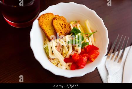 Salat aus napa-Kohl, Schinken, Eiern und Mayo mit Toast Stockfoto