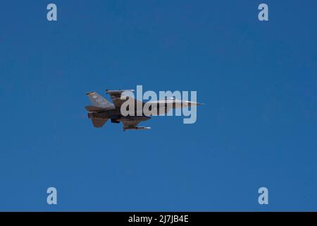 Eine F-16 Viper führt am 8. Mai 2022 einen Überflug auf dem Holloman Air Force Base New Mexico durch. Die F-16 ist ein kompaktes, multirole Kampfflugzeug, das während der Legacy of Liberty Air Show und der Open House 2022 durchgeführt wurde. Es ist ein sehr manövrierfähiges Kampfflugzeug und hat sich in Luft-Luft-Kämpfen und Luft-zu-Oberfläche-Angriffen bewährt. (USA Luftwaffe Foto von Airman 1. Klasse Nichola Paczkowski) Stockfoto