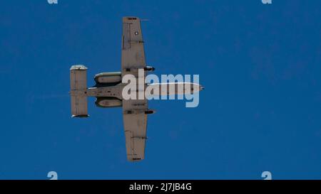 Ein A-10C Thunderbolt II von der Davis-Monthan Air Force Base, Arizona, führt am 8. Mai 2022 einen Überflug auf der Holloman Air Force Base, New Mexico, durch. Das Demonstrationsteam machte auf dem Air Force Heritage Flight während der Legacy of Liberty Air Show und der Open House 2022 auf die stolze Geschichte der US Air Force aufmerksam. (USA Luftwaffe Foto von Airman 1. Klasse Nichola Paczkowski) Stockfoto