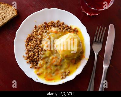 Gekochter Buchweizen mit Fleischbällchen und Sauce Stockfoto