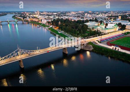 Sommerabend Blick auf Tver auf Bandangeln der Wolga Stockfoto