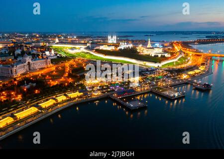 Luftaufnahme des abendlichen Kasan Kremls und des Wolga-Flussdamms. Kazan. Russland Stockfoto