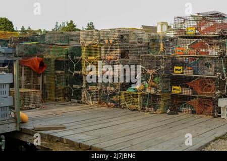 Hummerfallen am Dock von Port Clyde, einem kleinen Fischerdorf an der Küste von Maine. Toller Ort für den Tourismus. Die Küste von Maine sieht im warmen Wetter sehr ähnlich aus Stockfoto