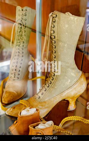 In der Jefferson Davis Presidential Library in Biloxi, Mississippi, werden klassische Damenstiefel aus Leder, circa 1850-1900, ausgestellt. Stockfoto