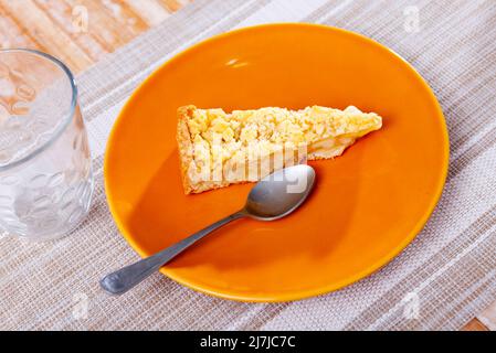 Scheibe französischer Apfelkuchen mit knusprigen Krümeln auf dem Teller Stockfoto