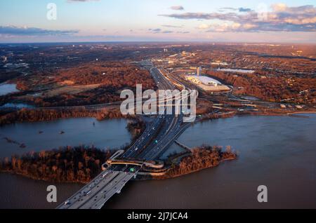 Blick auf die Hauptautobahn oder Autobahn in den USA, aus einem Flugzeugfenster. Stockfoto