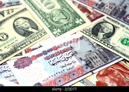 Ein Stapel von amerikanischen Dollar und ägyptischen Pfund Hintergrund, ein Stapel von 50 LE fünfzig Pfund, 200 LE zweihundert Pfund, 1 Dollar ein Dollar und 2 Dollar zwei Dollar Stockfoto