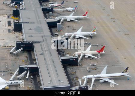 Heathrow Airport Terminal 2 und mehrere Flugzeuge. LHR Airport Terminal 2 Gates am Concourse B von oben gesehen. Heathrow T2 ist voll. Stockfoto