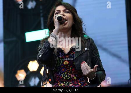 Turin, Italien. 08.. Mai 2022. Cristina d'Avena und die Band 'Gem Boy' im Eurovision Village in Turin (Foto von Daniela Parra Saiani/Pacific Press) Quelle: Pacific Press Media Production Corp./Alamy Live News Stockfoto