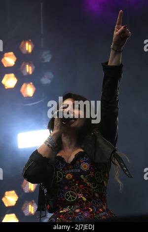 Turin, Italien. 08.. Mai 2022. Cristina d'Avena und die Band 'Gem Boy' im Eurovision Village in Turin (Foto von Daniela Parra Saiani/Pacific Press) Quelle: Pacific Press Media Production Corp./Alamy Live News Stockfoto