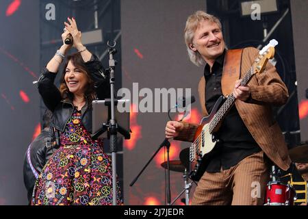 Turin, Italien. 08.. Mai 2022. Cristina d'Avena und die Band 'Gem Boy' im Eurovision Village in Turin (Foto von Daniela Parra Saiani/Pacific Press) Quelle: Pacific Press Media Production Corp./Alamy Live News Stockfoto