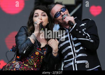 Turin, Italien. 08.. Mai 2022. Cristina d'Avena und die Band 'Gem Boy' im Eurovision Village in Turin (Foto von Daniela Parra Saiani/Pacific Press) Quelle: Pacific Press Media Production Corp./Alamy Live News Stockfoto