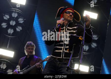 Turin, Italien. 08.. Mai 2022. Cristina d'Avena und die Band 'Gem Boy' im Eurovision Village in Turin (Foto von Daniela Parra Saiani/Pacific Press) Quelle: Pacific Press Media Production Corp./Alamy Live News Stockfoto