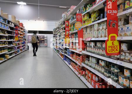 London, Großbritannien, 9.. Mai 2022. Laut einer Umfrage der Food Foundation, einer unabhängigen Wohltätigkeitsorganisation, ist jeder siebente Erwachsene im vergangenen Monat ohne Nahrung, ohne Mahlzeiten oder ohne reduzierte Portionsgrößen gegangen. In den letzten drei Monaten ist die Zahl der Betroffenen vor dem Hintergrund einer steigenden Inflation von 7 % um 57 % gestiegen und wird voraussichtlich weiter auf 10 % steigen. Kredit: Elfte Stunde Fotografie/Alamy Live Nachrichten Stockfoto