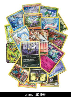 Sammlung authentischer gebrauchter Pokémon-Trading-Karten, einsammelbares japanisches Spiel, isoliert auf Weiß. Stockfoto