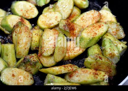Gegrillte Zucchinis in Scheiben mit Gewürzen, roten Paprika, Salz und Kreuzkümmel mit Knoblauch und Öl, gesunde Lebensmittel, Veggie und Gewichtsverlust Konzept, gesunde Lebensmittel, TAS Stockfoto