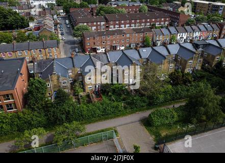 London, Großbritannien. 09.. Mai 2022. (ANMERKUNG DER REDAKTION: Bild aufgenommen mit Drohne) Luftaufnahme der Häuser in London. Nach Angaben von Halifax stiegen die Hauspreise im Vereinigten Königreich im letzten Monat. Die durchschnittlichen Kosten für ein Haus stiegen im April um 1,1% auf ein Rekordhoch von 286.079 £. In der vergangenen Woche hob die Bank of England die Zinsen von 0,75% auf 1% an. Es wird geschätzt, dass 2,2 Millionen Hypothekarkreditnehmer mit Eigenheimdarlehen in Verbindung mit dem Basiszinssatz betroffen sein werden. Experten sagen voraus, dass die Inflationsrate in Großbritannien im nächsten Monat auf über 10 % steigen könnte. (Foto: Dinendra Haria/SOPA Images/Sipa USA) Quelle: SIPA USA/Alamy Live News Stockfoto