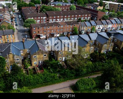 London, Großbritannien. 09.. Mai 2022. (ANMERKUNG DER REDAKTION: Bild aufgenommen mit Drohne) Luftaufnahme der Häuser in London. Nach Angaben von Halifax stiegen die Hauspreise im Vereinigten Königreich im letzten Monat. Die durchschnittlichen Kosten für ein Haus stiegen im April um 1,1% auf ein Rekordhoch von 286.079 £. In der vergangenen Woche hob die Bank of England die Zinsen von 0,75% auf 1% an. Es wird geschätzt, dass 2,2 Millionen Hypothekarkreditnehmer mit Eigenheimdarlehen in Verbindung mit dem Basiszinssatz betroffen sein werden. Experten sagen voraus, dass die Inflationsrate in Großbritannien im nächsten Monat auf über 10 % steigen könnte. (Foto: Dinendra Haria/SOPA Images/Sipa USA) Quelle: SIPA USA/Alamy Live News Stockfoto