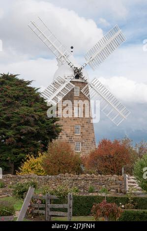 1837 Windmühle in der Callington Mill Distillery, Oatlands, Tasmanien, Australien Stockfoto